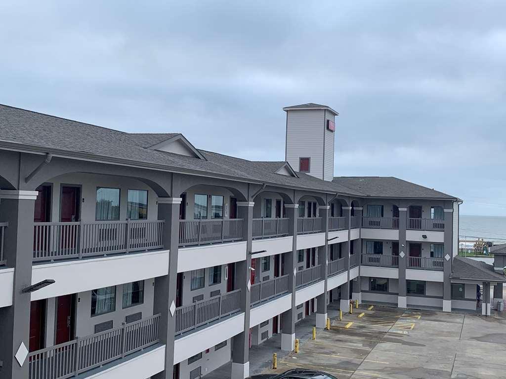 Red Roof Inn Plus + Galveston - Beachfront Exterior foto